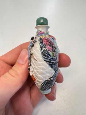 Six Chinese famille rose, enamelled copper and inside-painted glass snuff bottles, various signatures, Qianlong mark, 19/20th C. — photo 4