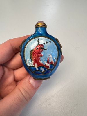 Six Chinese famille rose, enamelled copper and inside-painted glass snuff bottles, various signatures, Qianlong mark, 19/20th C. — photo 9