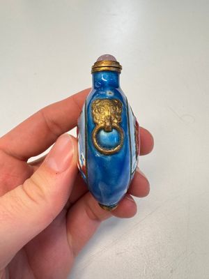 Six Chinese famille rose, enamelled copper and inside-painted glass snuff bottles, various signatures, Qianlong mark, 19/20th C. — photo 10