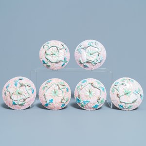 Six Chinese famille rose lotus-molded cups and saucers, Yongzheng — 照片 3