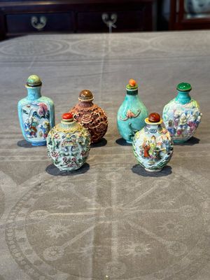 Six Chinese famille rose moulded snuff bottles, Qianlong mark, 19/20th C. — foto 1