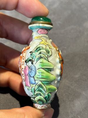 Six Chinese famille rose moulded snuff bottles, Qianlong mark, 19/20th C. — foto 11