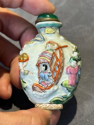 Six Chinese famille rose moulded snuff bottles, Qianlong mark, 19/20th C. — foto 12