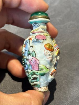 Six Chinese famille rose moulded snuff bottles, Qianlong mark, 19/20th C. — foto 13
