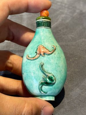 Six Chinese famille rose moulded snuff bottles, Qianlong mark, 19/20th C. — foto 18