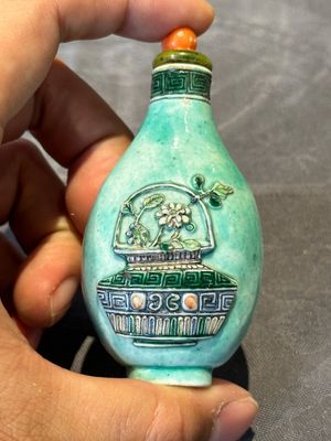 Six Chinese famille rose moulded snuff bottles, Qianlong mark, 19/20th C. — foto 20