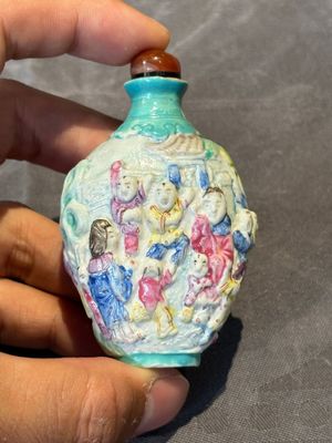 Six Chinese famille rose moulded snuff bottles, Qianlong mark, 19/20th C. — foto 2