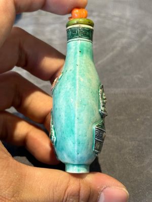 Six Chinese famille rose moulded snuff bottles, Qianlong mark, 19/20th C. — foto 21