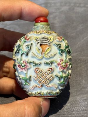 Six Chinese famille rose moulded snuff bottles, Qianlong mark, 19/20th C. — foto 26