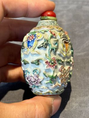 Six Chinese famille rose moulded snuff bottles, Qianlong mark, 19/20th C. — foto 27