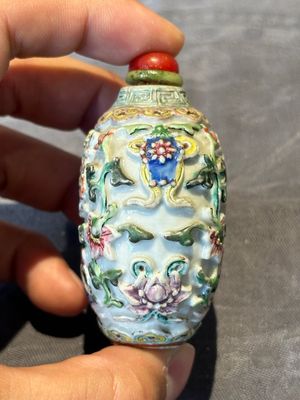 Six Chinese famille rose moulded snuff bottles, Qianlong mark, 19/20th C. — foto 28