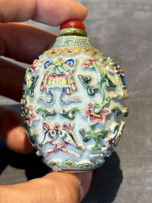 Six Chinese famille rose moulded snuff bottles, Qianlong mark, 19/20th C. — foto 29