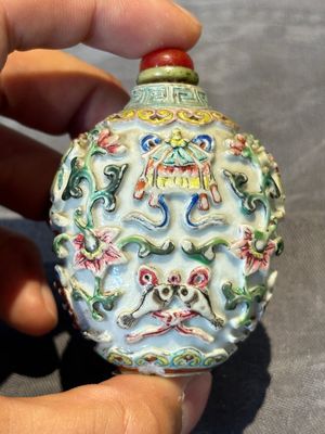 Six Chinese famille rose moulded snuff bottles, Qianlong mark, 19/20th C. — foto 30