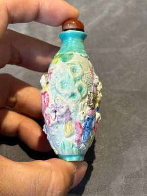 Six Chinese famille rose moulded snuff bottles, Qianlong mark, 19/20th C. — foto 3