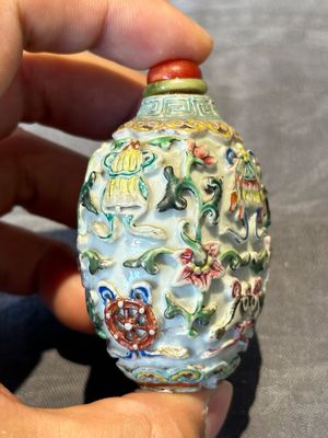Six Chinese famille rose moulded snuff bottles, Qianlong mark, 19/20th C. — foto 31