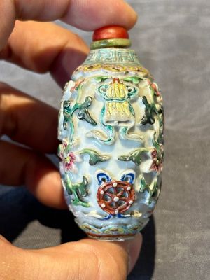 Six Chinese famille rose moulded snuff bottles, Qianlong mark, 19/20th C. — foto 32
