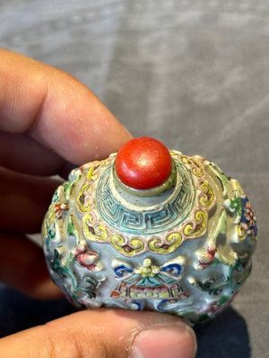 Six Chinese famille rose moulded snuff bottles, Qianlong mark, 19/20th C. — foto 33