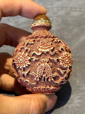 Six Chinese famille rose moulded snuff bottles, Qianlong mark, 19/20th C. — foto 35
