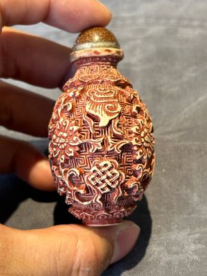 Six Chinese famille rose moulded snuff bottles, Qianlong mark, 19/20th C. — foto 36