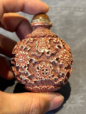 Six Chinese famille rose moulded snuff bottles, Qianlong mark, 19/20th C. — foto 37