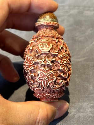 Six Chinese famille rose moulded snuff bottles, Qianlong mark, 19/20th C. — foto 38