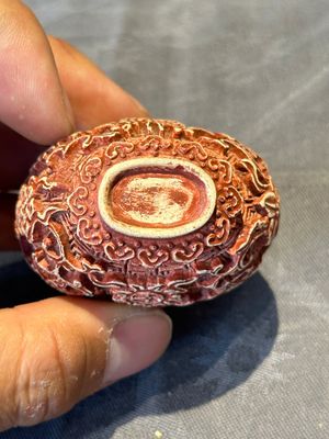 Six Chinese famille rose moulded snuff bottles, Qianlong mark, 19/20th C. — foto 40