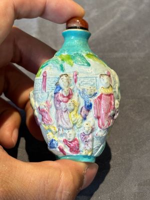 Six Chinese famille rose moulded snuff bottles, Qianlong mark, 19/20th C. — foto 4