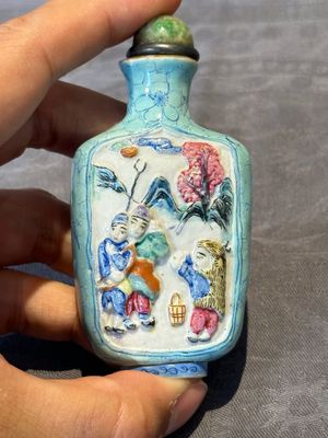 Six Chinese famille rose moulded snuff bottles, Qianlong mark, 19/20th C. — foto 43