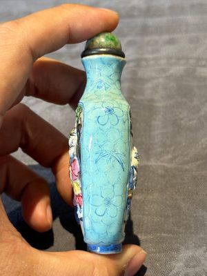 Six Chinese famille rose moulded snuff bottles, Qianlong mark, 19/20th C. — foto 44