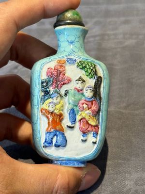 Six Chinese famille rose moulded snuff bottles, Qianlong mark, 19/20th C. — foto 45