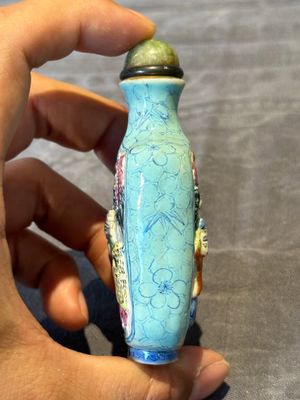 Six Chinese famille rose moulded snuff bottles, Qianlong mark, 19/20th C. — foto 46