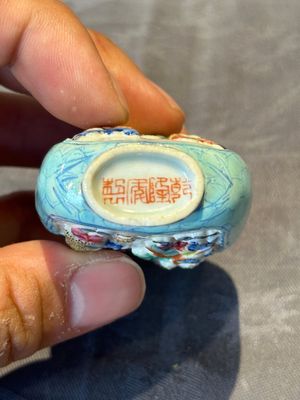 Six Chinese famille rose moulded snuff bottles, Qianlong mark, 19/20th C. — foto 48