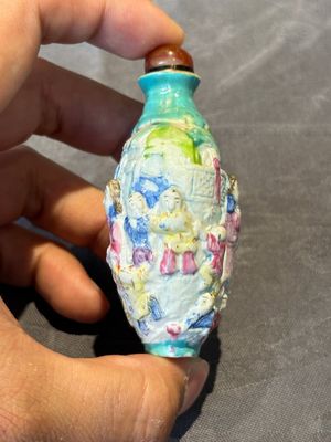 Six Chinese famille rose moulded snuff bottles, Qianlong mark, 19/20th C. — foto 5