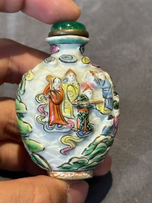 Six Chinese famille rose moulded snuff bottles, Qianlong mark, 19/20th C. — foto 10