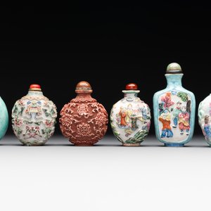 Six Chinese famille rose moulded snuff bottles, Qianlong mark, 19/20th C. — foto 2