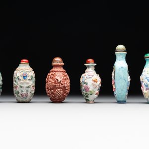 Six Chinese famille rose moulded snuff bottles, Qianlong mark, 19/20th C. — foto 3