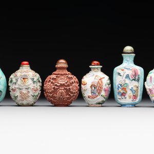 Six Chinese famille rose moulded snuff bottles, Qianlong mark, 19/20th C. — foto 4