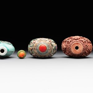 Six Chinese famille rose moulded snuff bottles, Qianlong mark, 19/20th C. — foto 6