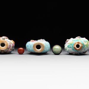 Six Chinese famille rose moulded snuff bottles, Qianlong mark, 19/20th C. — foto 8