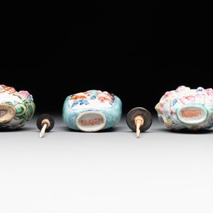 Six Chinese famille rose moulded snuff bottles, Qianlong mark, 19/20th C. — foto 9
