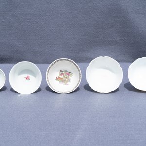 Six Chinese famille rose saucers and five cups, Kangxi and later — 照片 14