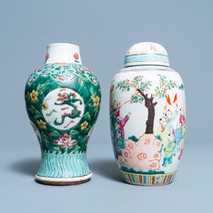 Six Chinese famille rose vases and various wooden stands and covers, 19/20th C. — 照片 12