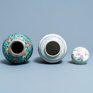 Six Chinese famille rose vases and various wooden stands and covers, 19/20th C. — 照片 14