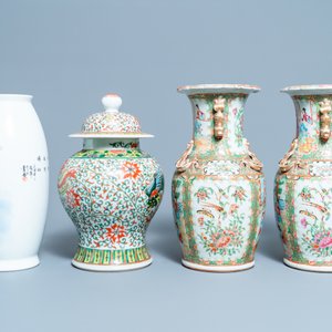Six Chinese famille rose vases and various wooden stands and covers, 19/20th C. — 照片 3