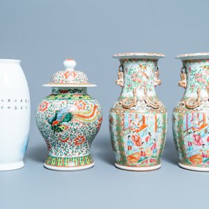 Six Chinese famille rose vases and various wooden stands and covers, 19/20th C. — 照片 4