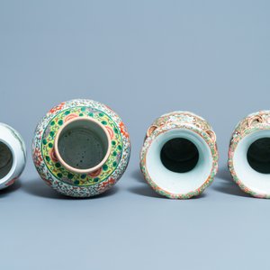 Six Chinese famille rose vases and various wooden stands and covers, 19/20th C. — 照片 6