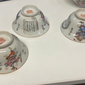 Six Chinese famille rose 'Wu Shuang Pu' cups and saucers, Qianlong and Tongzhi marks, 19th C. — 照片 15