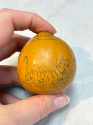 Six Chinese gourd cricket cages and seven carved gourds, 20th C. — photo 68