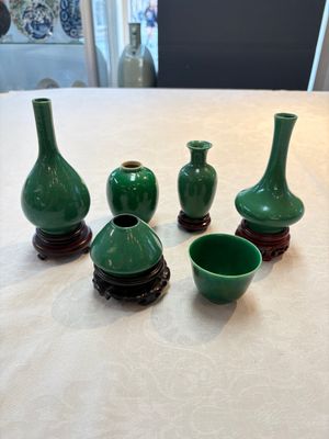 Six Chinese green-glazed wares, with four wooden stands, Chenghua mark, 19/20th C. — foto 1