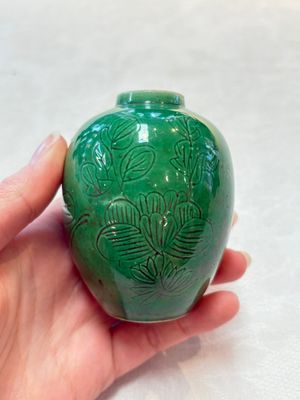 Six Chinese green-glazed wares, with four wooden stands, Chenghua mark, 19/20th C. — foto 11